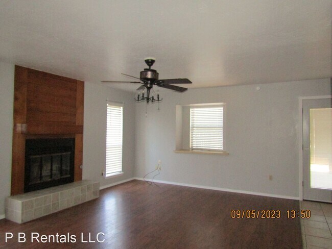 Foto del edificio - 3 br, 1.5 bath House - 4802 SE Churchill Way