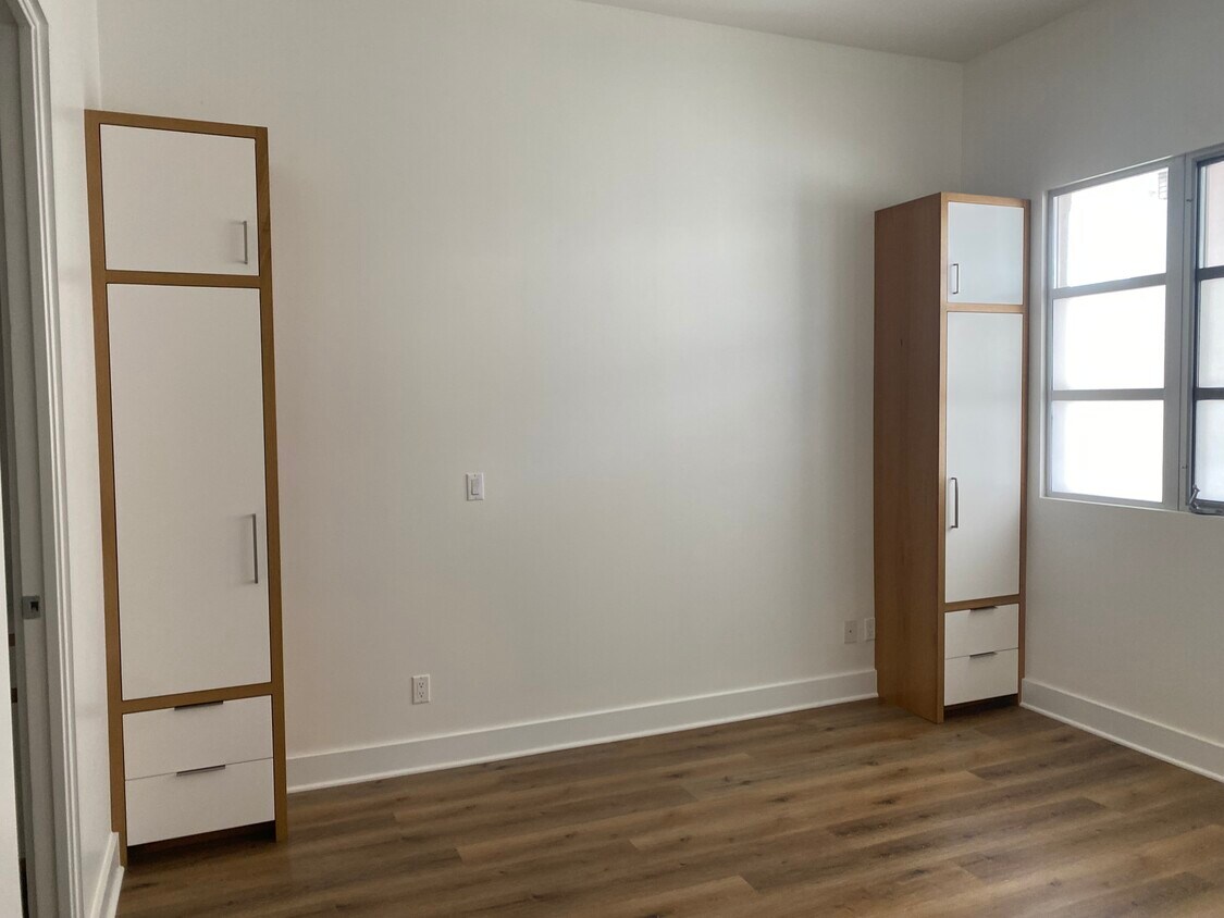 Can easily fit king-size bed - 212 Marine St