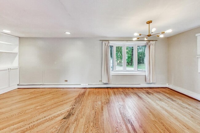 Building Photo - 129 E 55th St