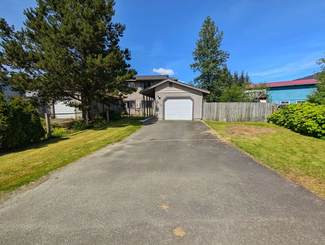 Foto principal - Valley Townhome, 3BD/1.5BA, Fully Fenced Y...