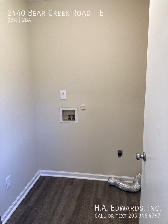 Foto del edificio - 2440 Bear Creek Rd