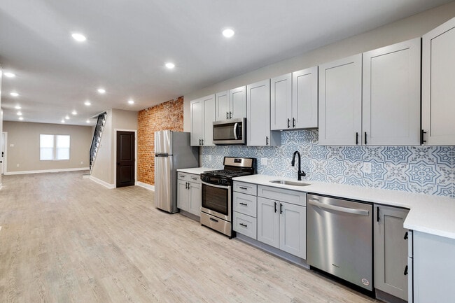 Building Photo - 6205 Elmwood Ave