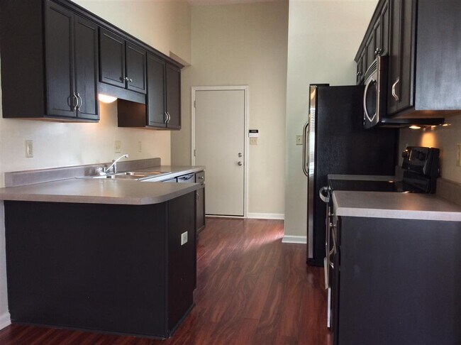 Foto del edificio - Beautiful 3BR/2ba home offering almost 170...