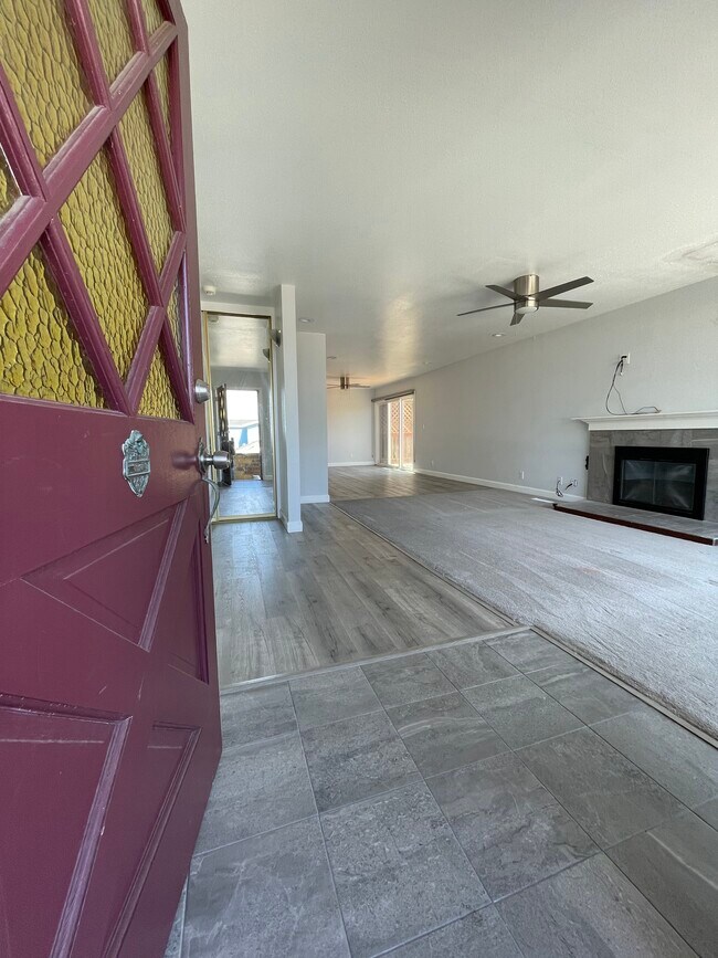 Building Photo - 2870 Crestmoor Dr