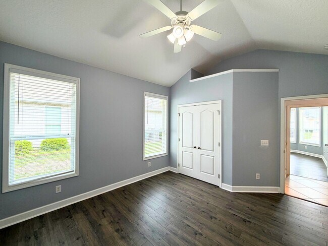 Foto del edificio - 3/2 fenced in yard, landscaping included !