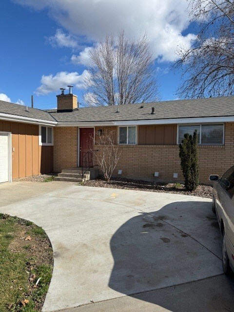 Foto del edificio - 605 N Rd 37