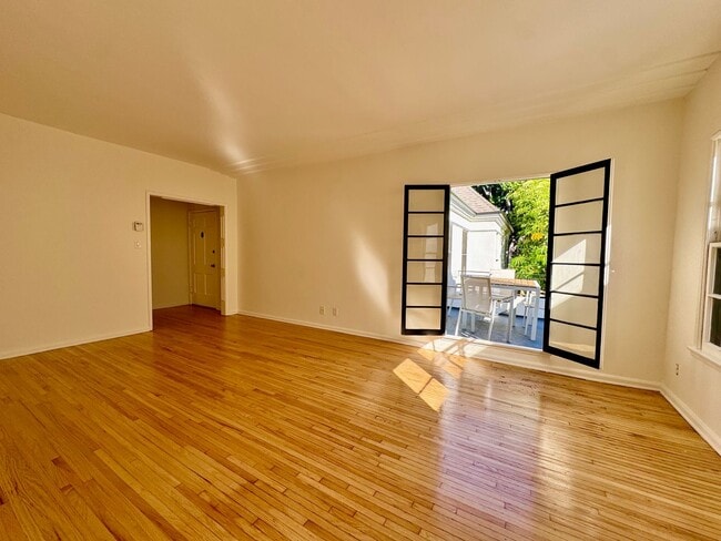 Foto del edificio - Sun-Filled 1-bed 1-bath Second Floor short...