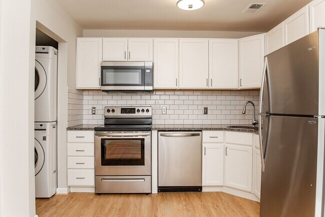 Foto del edificio - Hilltop Village - Fantastic, totally  upgraded 2 bedroom, 1.5 bath end unit TH!