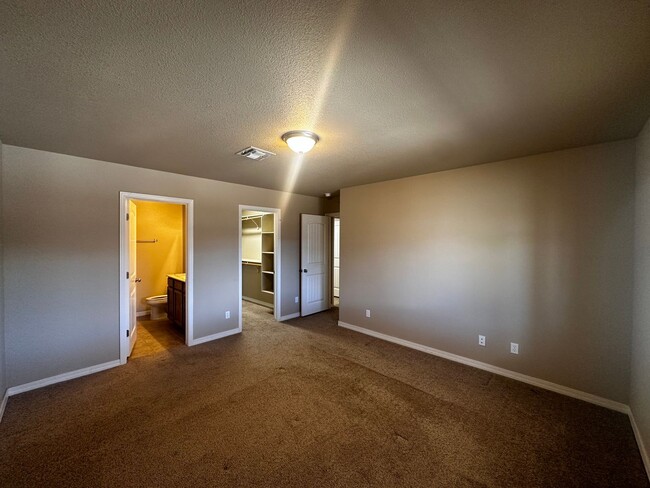 Building Photo - 4 Bedroom 2 Bathroom Home