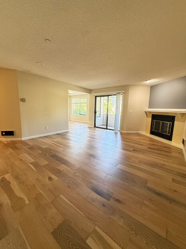 Foto del edificio - Well Maintained 2BD/2BTH Lynnwood Condo for Lease in Gated Community!