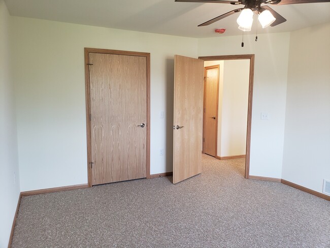 Building Photo - 705 Waters Edge Ct