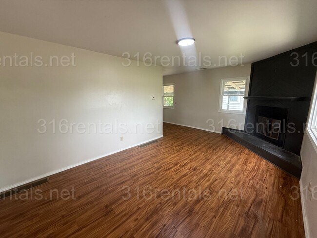 Foto del edificio - $1100 - 2 bedroom / 1 bathroom - Haysville...