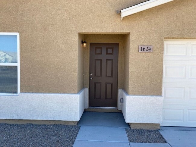 Foto del edificio - 4 bedroom with garage and fenced yard