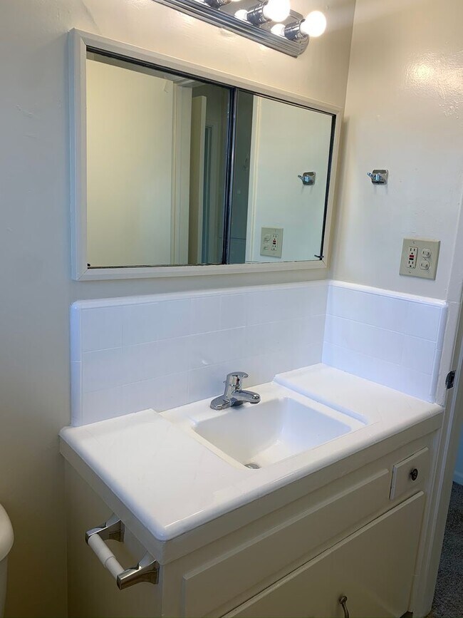 Foto del edificio - Spacious Upstairs Apartment in Prime Burba...