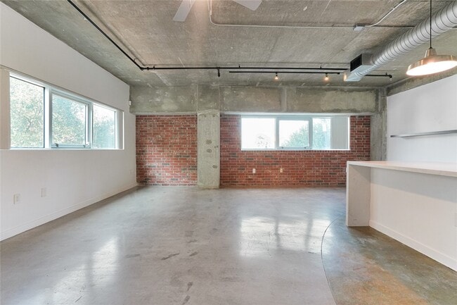 Building Photo - 2000 Bagby St