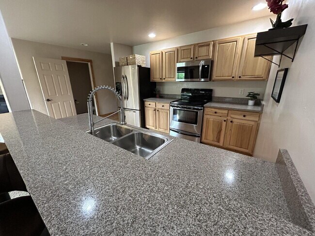 Building Photo - "Luxurious 3-Bed, 3-Bath Townhouse with Fireplace in Prime Location!!"