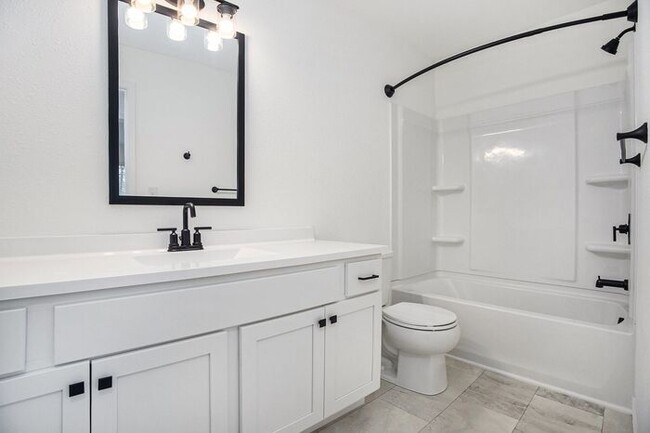 Foto del edificio - 201 Creek Pointe Cir