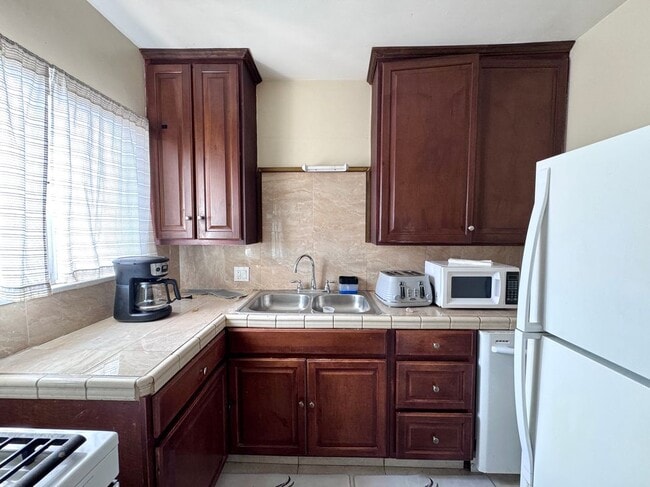 Building Photo - 8211 Crenshaw Dr