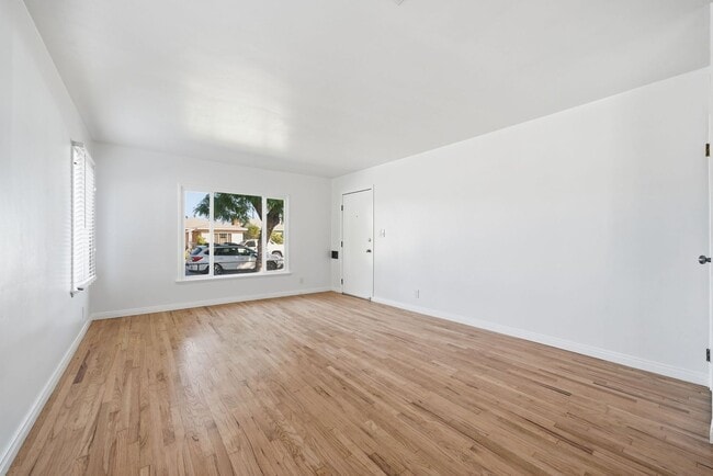 Building Photo - Refreshed Single Family Home with Lots of ...