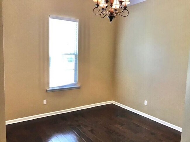Building Photo - Now Leasing a Spacious 4 Bedroom 2 Bath Ho...