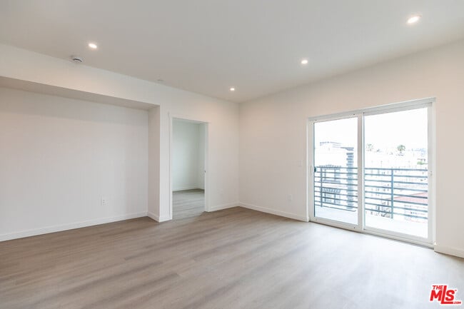 Building Photo - 1227 N Berendo St