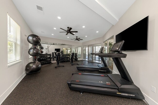 Interior Photo - Everest Largo Apartments
