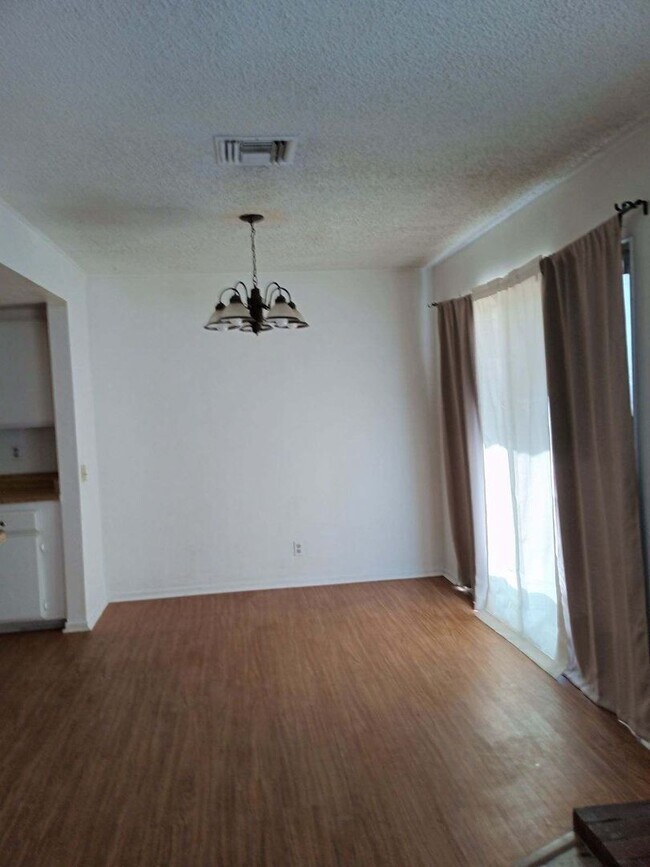 Building Photo - 3 Bedroom House Centrally Located