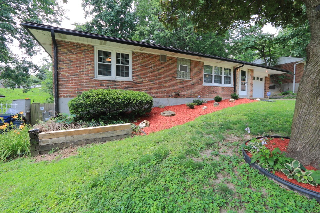 Primary Photo - 702 Palace Ct
