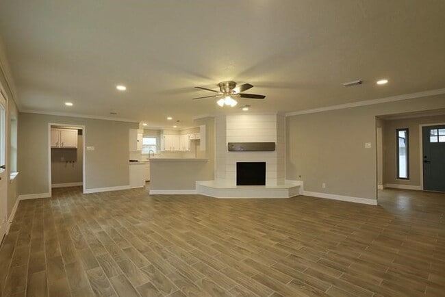 Building Photo - 511 Rosewood Dr