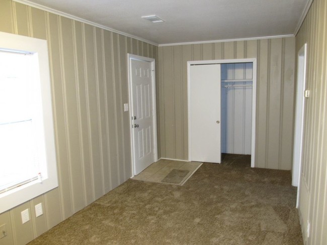 Building Photo - 10705 Hickman Mills Dr