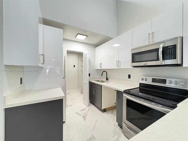 Building Photo - 6956 SW 40th Ct