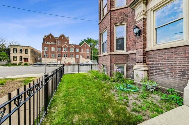 Building Photo - 4000 N Hermitage Ave
