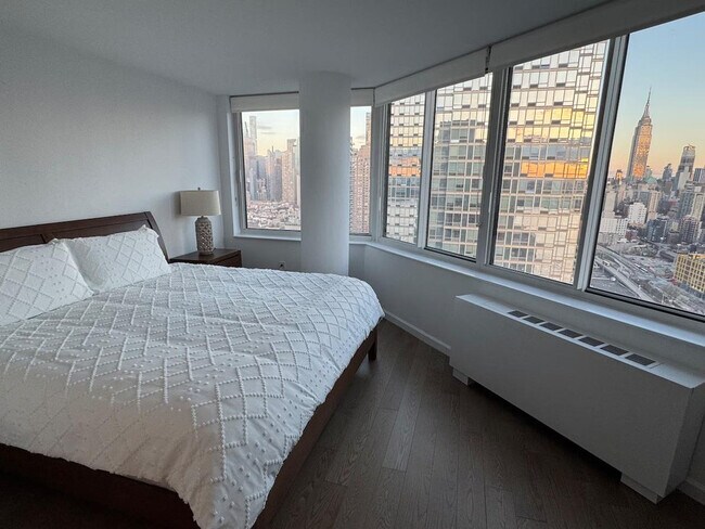 Building Photo - 440 W 41st St