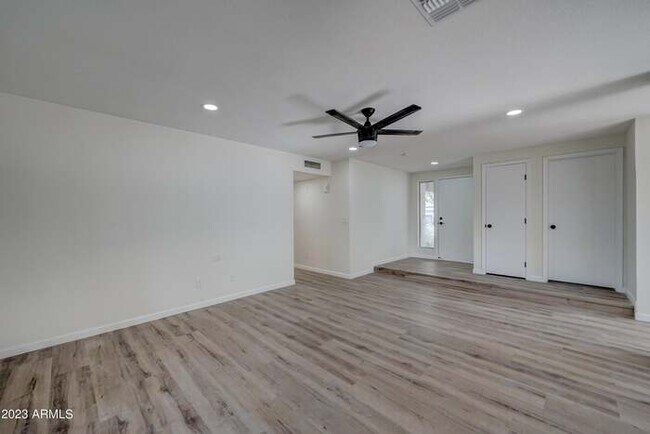 Building Photo - 7113 W Sunnyside Dr