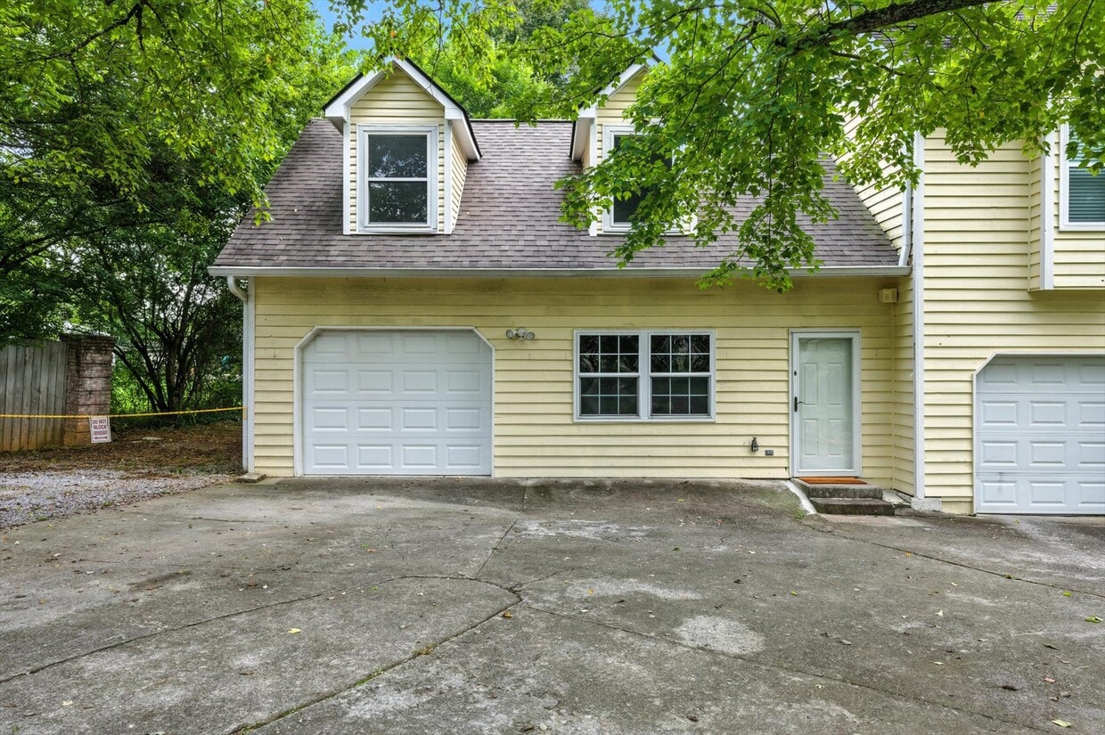 Primary Photo - 2710 Hodge Rd