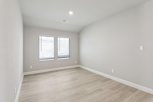 Building Photo - 2100 Gustavus Dr