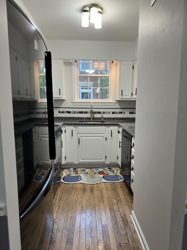 Building Photo - Charming 2 Bedroom 2.5 Bath Townhouse In O...