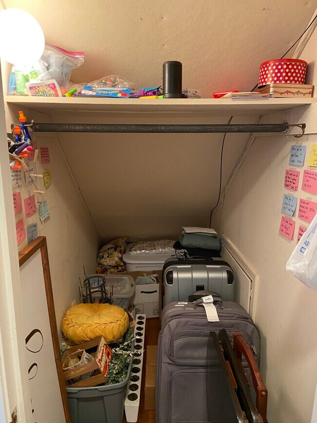 armario de escalera - 1816 W Arrowhead Plz