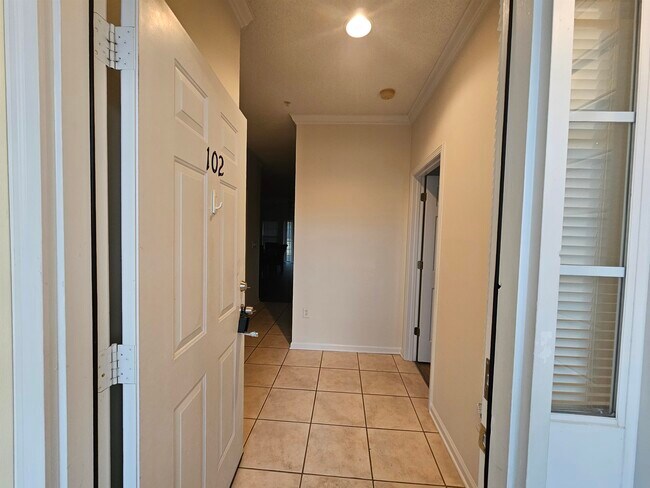 Foto del edificio - 5840 Longwood Dr