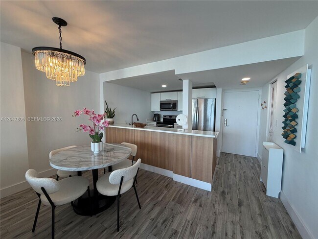 Foto del edificio - 600 NE 36th St