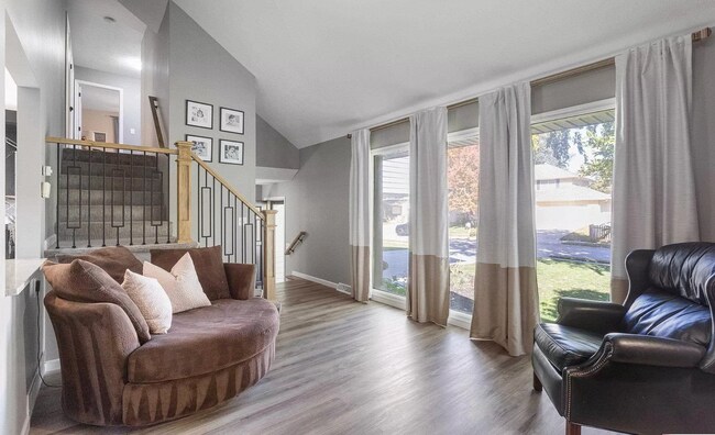Building Photo - Spacious Millard Home!