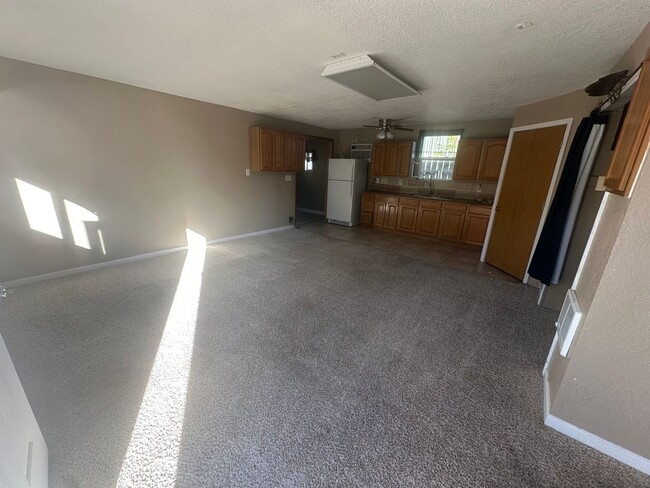 Building Photo - One bedroom, One bathroom front/back duplex. Pet Friendly! Located in Scottsbluff!