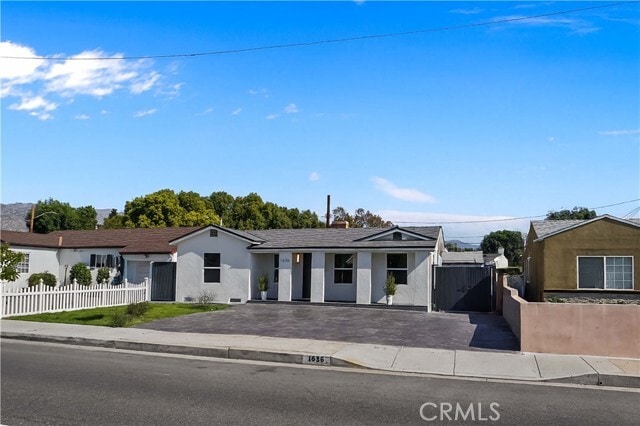 Building Photo - 1636 N Buena Vista St