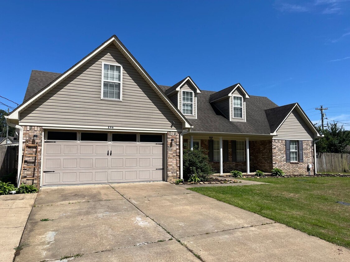 Foto principal - Beautiful large home on a dead end street