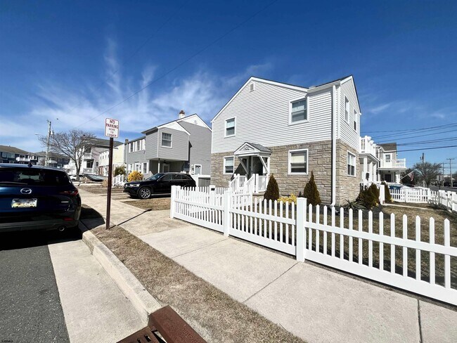 Building Photo - 301 N Harding Ave