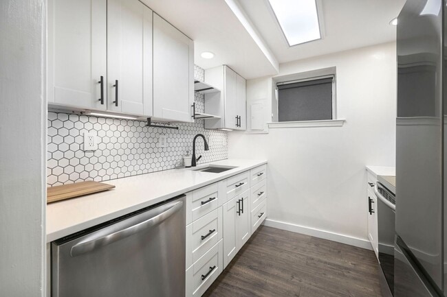 Foto del edificio - Dual-Entry Designer 2BR | In-Unit W/D | Pet Friendly & Parkside! Available now!