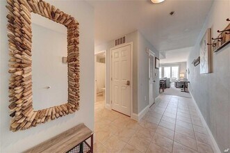 Building Photo - 9860 S Thomas Dr