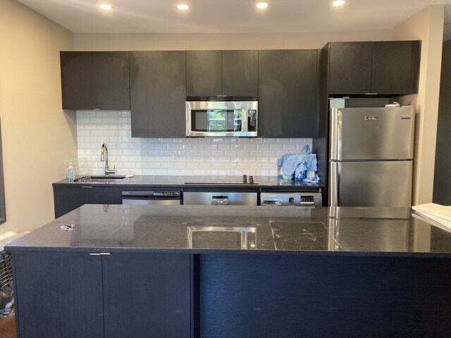 Building Photo - 2150 Bd Saint-Joseph E