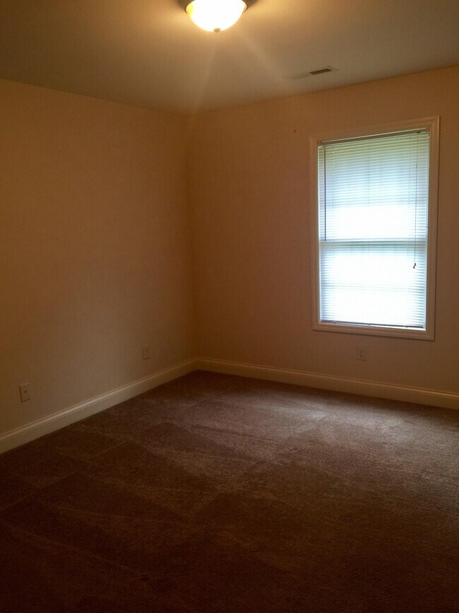 Building Photo - 431 Eagle Brook Dr