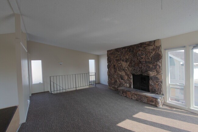 sala de estar arriba - 1968 Dolphin Dr